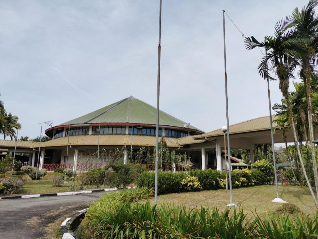 Oyo 89972 Borneo Paradise Beach Hotel Kota Kinabalu Exterior foto