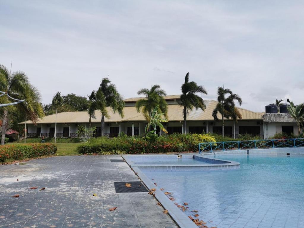 Oyo 89972 Borneo Paradise Beach Hotel Kota Kinabalu Exterior foto