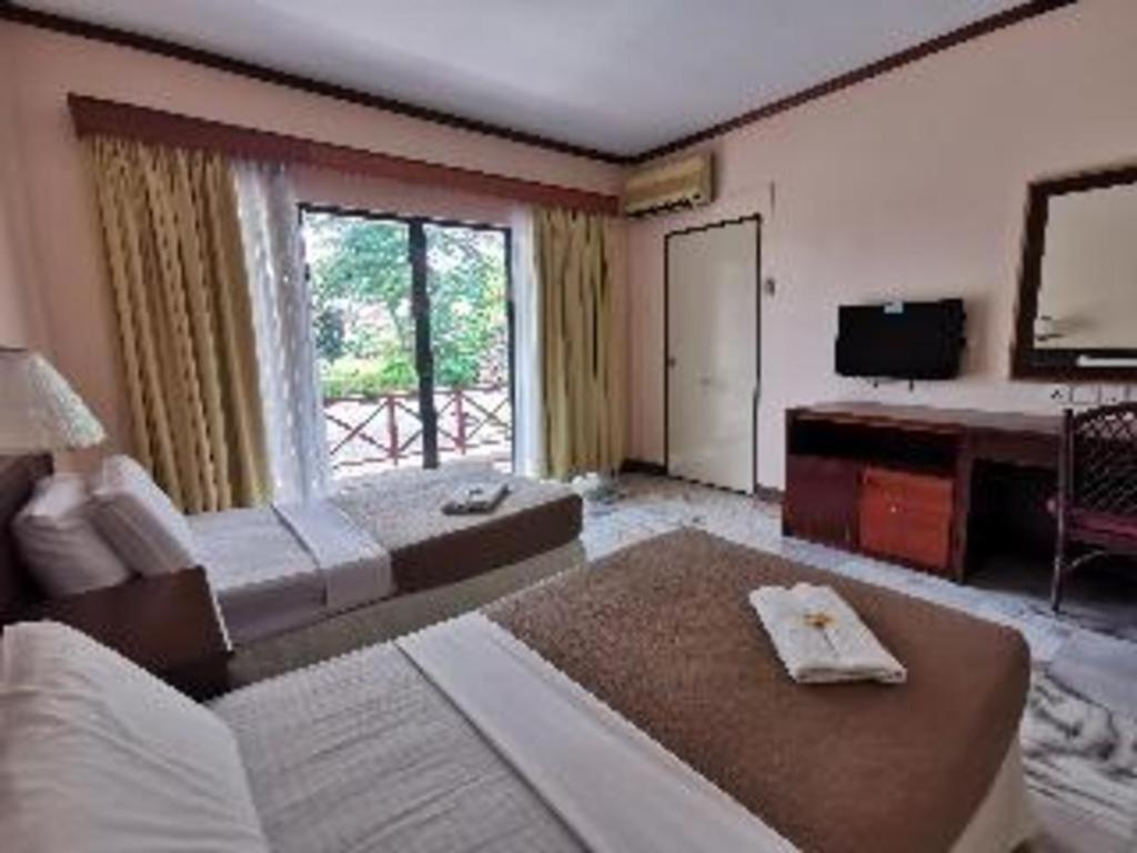 Oyo 89972 Borneo Paradise Beach Hotel Kota Kinabalu Exterior foto