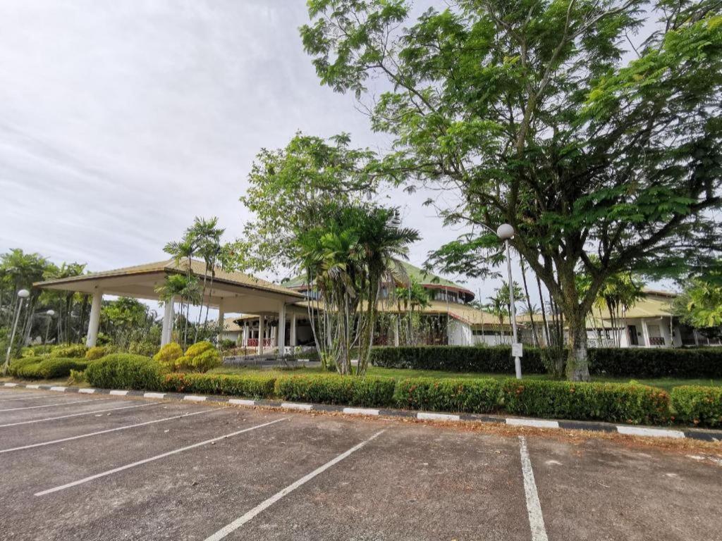 Oyo 89972 Borneo Paradise Beach Hotel Kota Kinabalu Exterior foto
