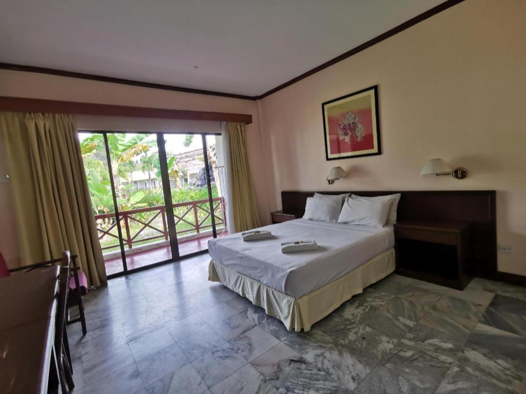 Oyo 89972 Borneo Paradise Beach Hotel Kota Kinabalu Exterior foto